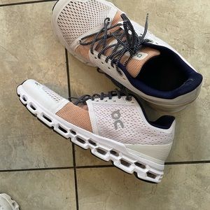Women’s On Cloudstratus